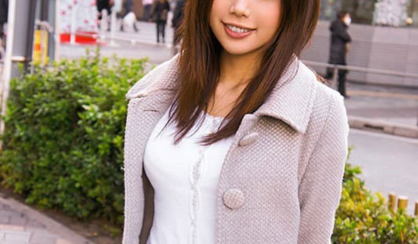 待ち合わせをする女性