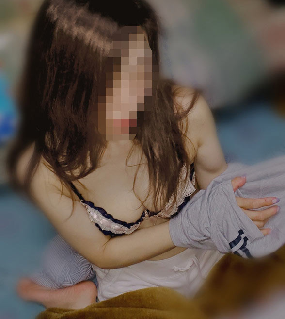 寝室で服を脱ぐシングルマザー